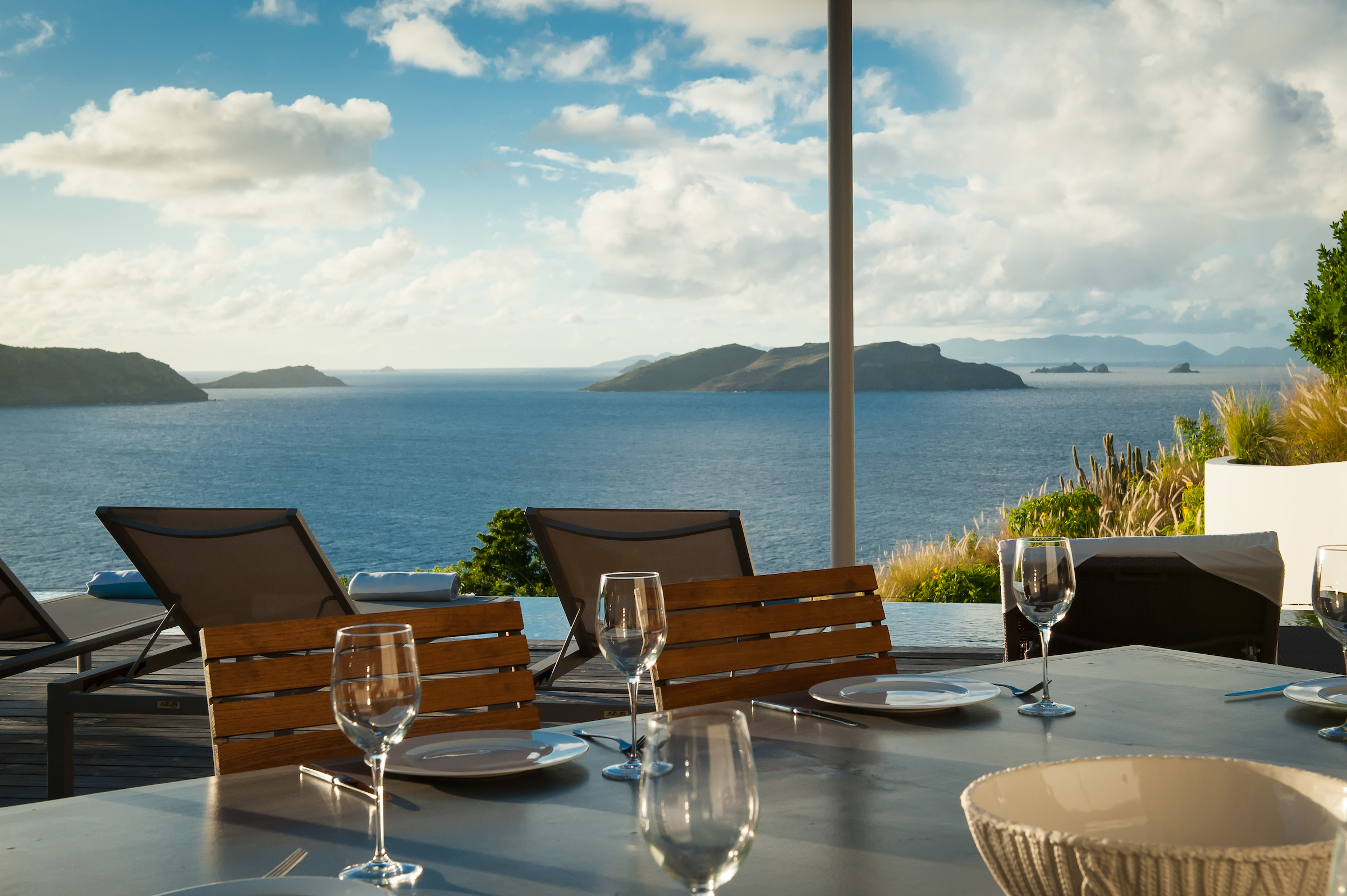 Outdoor dining at Villa Pyramide in St Barts with relaxing Caribbean mood.