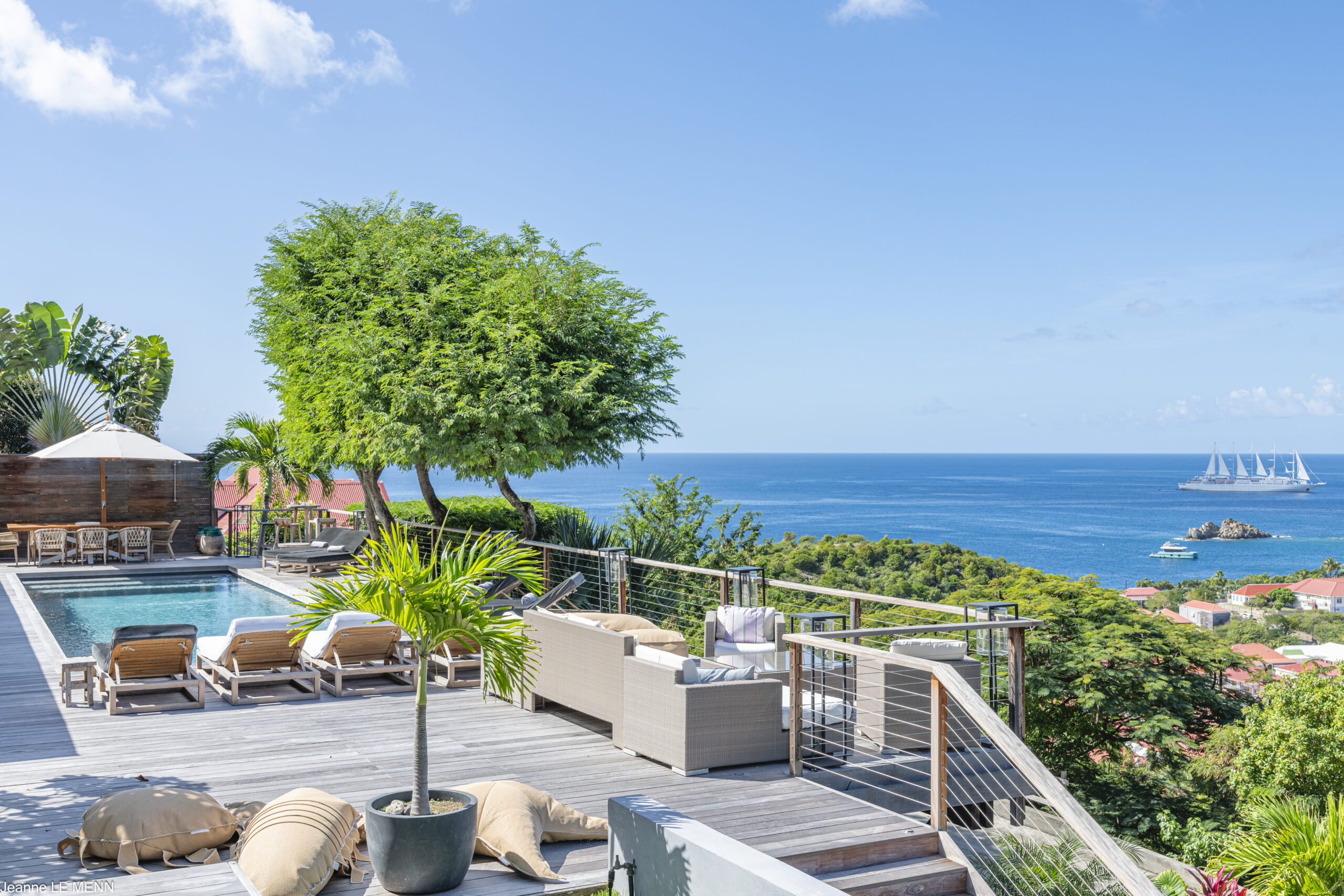 Everyday comfort in the outdoor area and pool at Villa Serenity in St. Barts, with scenic views.